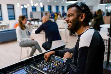 Na 18 jaar optreden pas een website…?